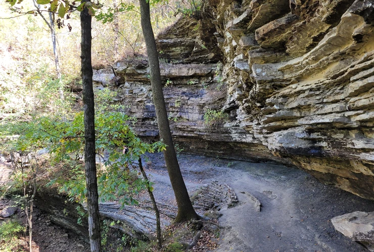  rock formations at devils den state park 