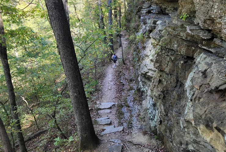 trail at devils den state park 