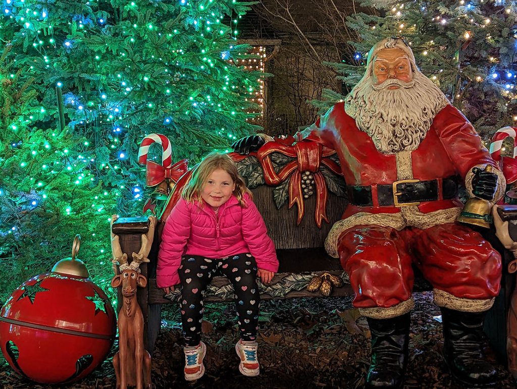 Child with Santa bench at Silver Dollar City